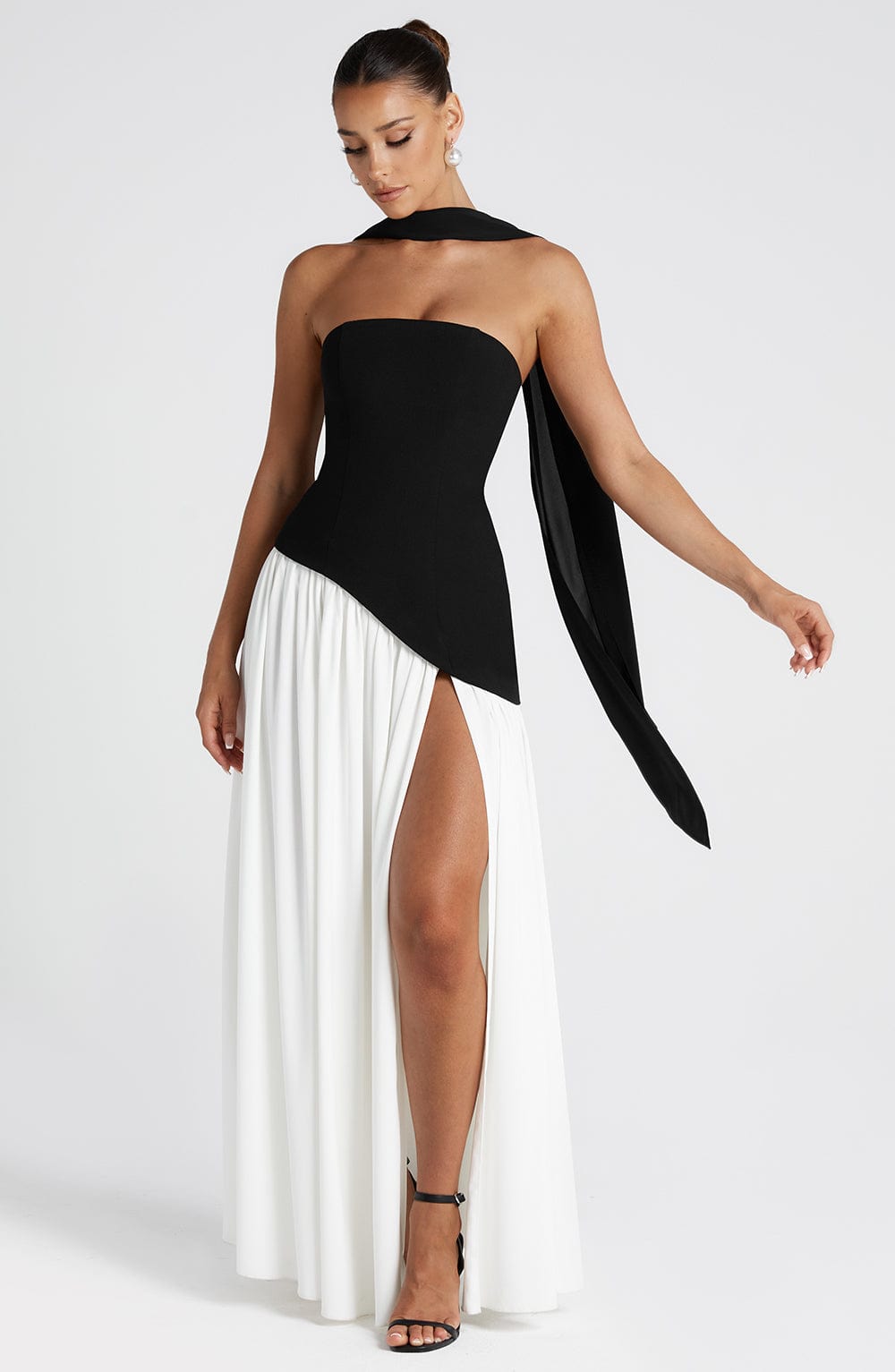 https://cdn.shopify.com/s/files/1/0786/0053/6388/files/maliyah-maxi-dress-black-white-dress-babyboo-fashion-1122207123.jpg?v=1748365404