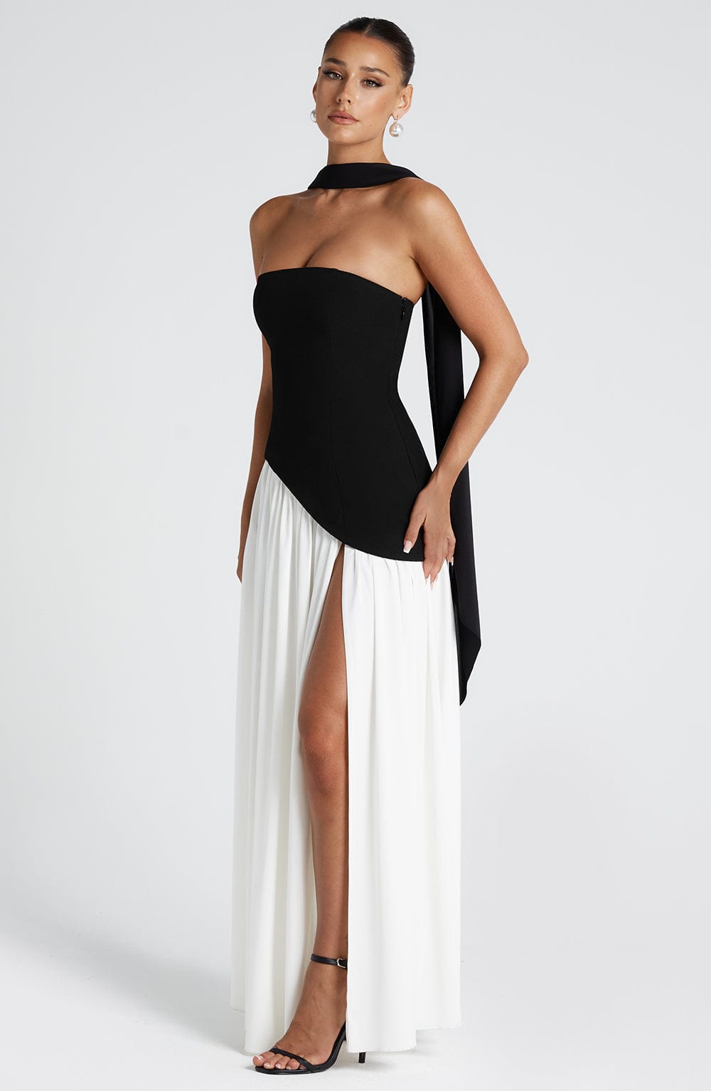 https://cdn.shopify.com/s/files/1/0786/0053/6388/files/maliyah-maxi-dress-black-white-dress-babyboo-fashion-1122207124.jpg?v=1748365405